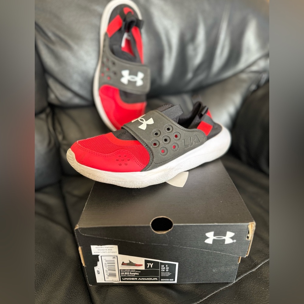 ⭐️Under Armour Youth Run/Play Sneaker